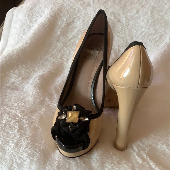 Gently Loved Vince Camuto Patent Leather Heel - Picture 7 of 8